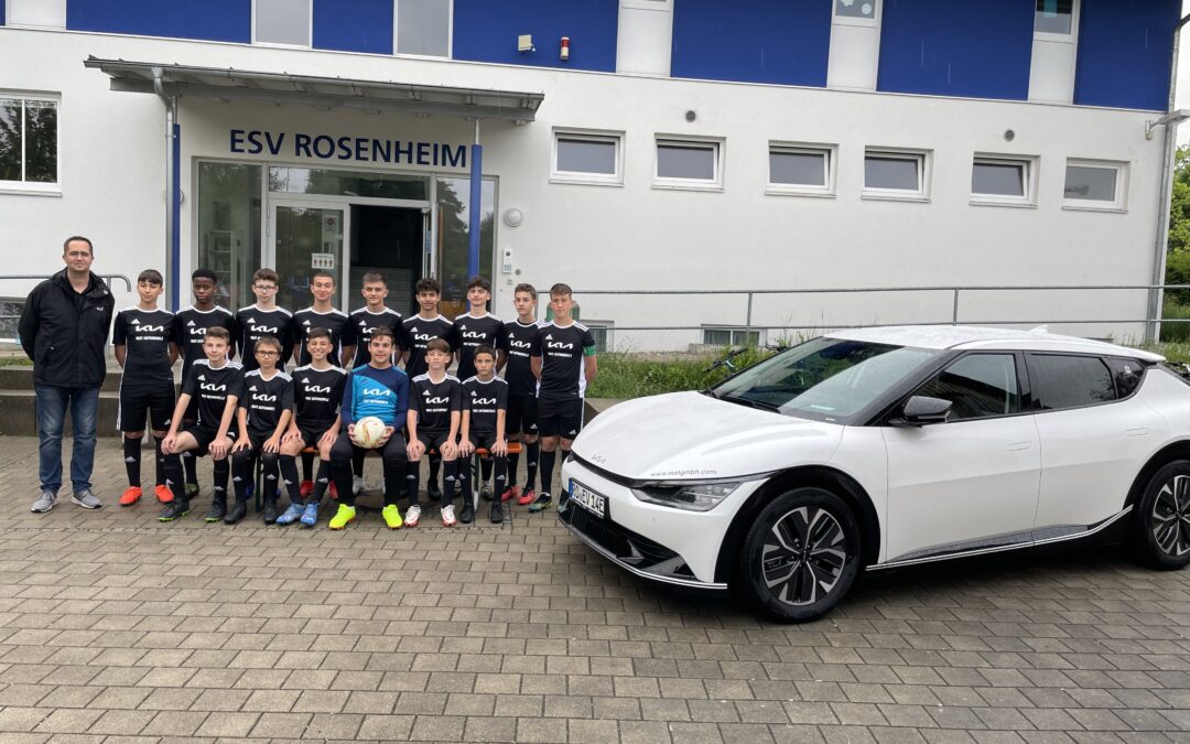 Neue Fussball-Trikots für den ESV Rosenheim